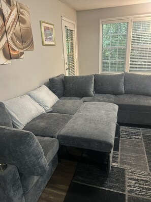 Living area - Terrific 2-bedroom apartment with AC in vibrant Atlanta (Atlanta)