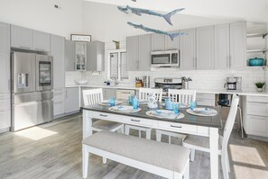 Fridge, microwave, oven, dishwasher - Asbury Ave in downtown Ocean city. Short walk to shops, beach and restaurants (Ocean City)