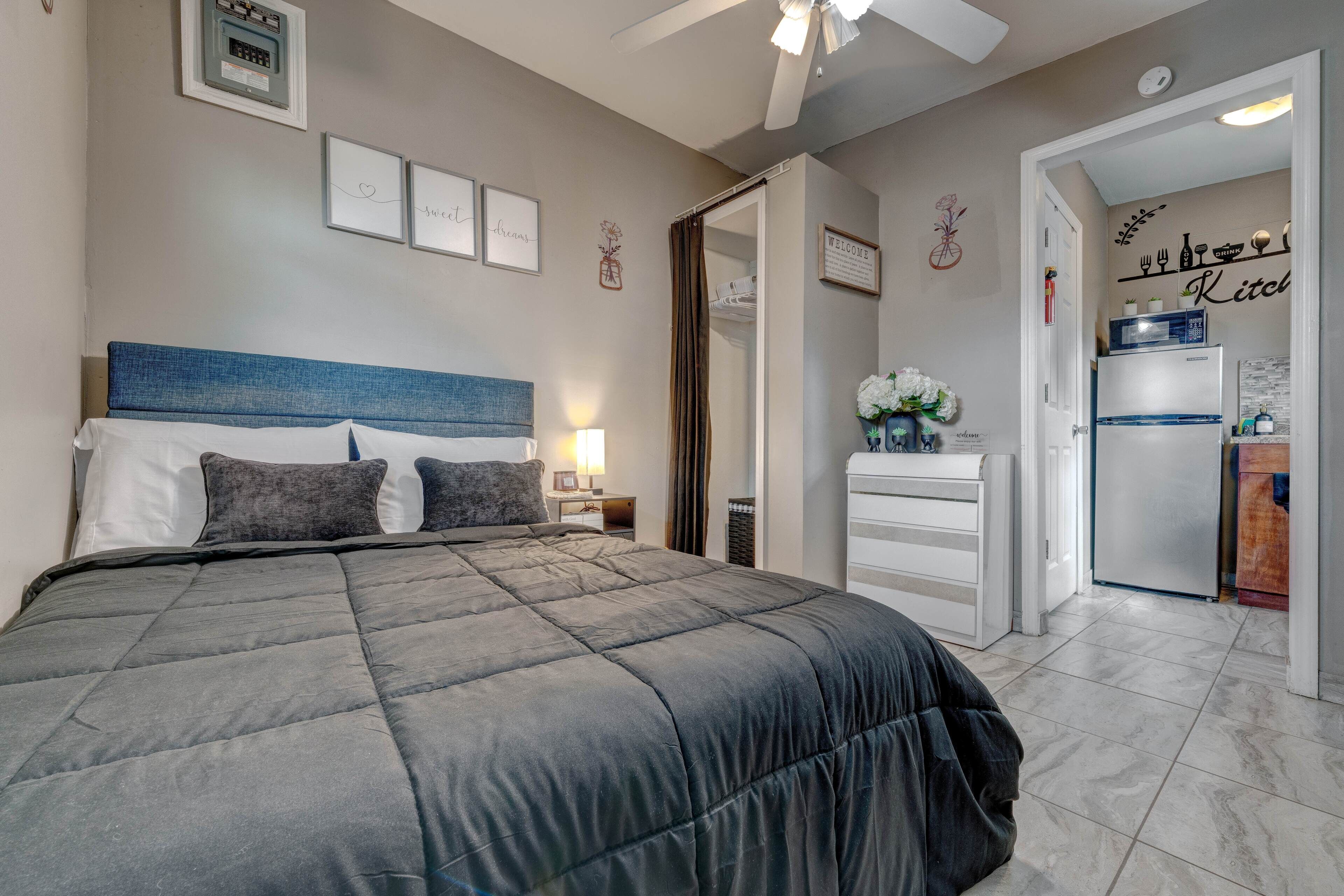 1 habitación, tabla de planchar con plancha, wifi y ropa de cama 