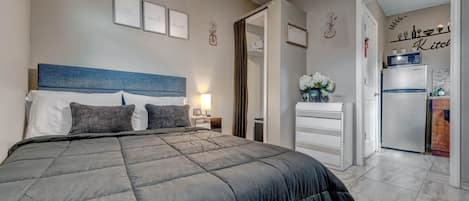 1 habitación, tabla de planchar con plancha, wifi y ropa de cama