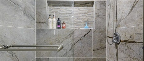 Douche, séchoir à cheveux, serviettes fournies, savon