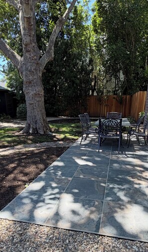 Outdoor dining - Betty's Bungalow in Beautiful Napa Valley (Napa)