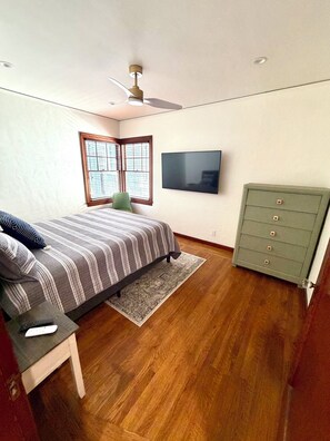 Iron/ironing board, WiFi, bed sheets - Betty's Bungalow in Beautiful Napa Valley (Napa)
