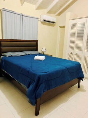 Tabla de planchar con plancha, cuna de viaje, wifi y ropa de cama 