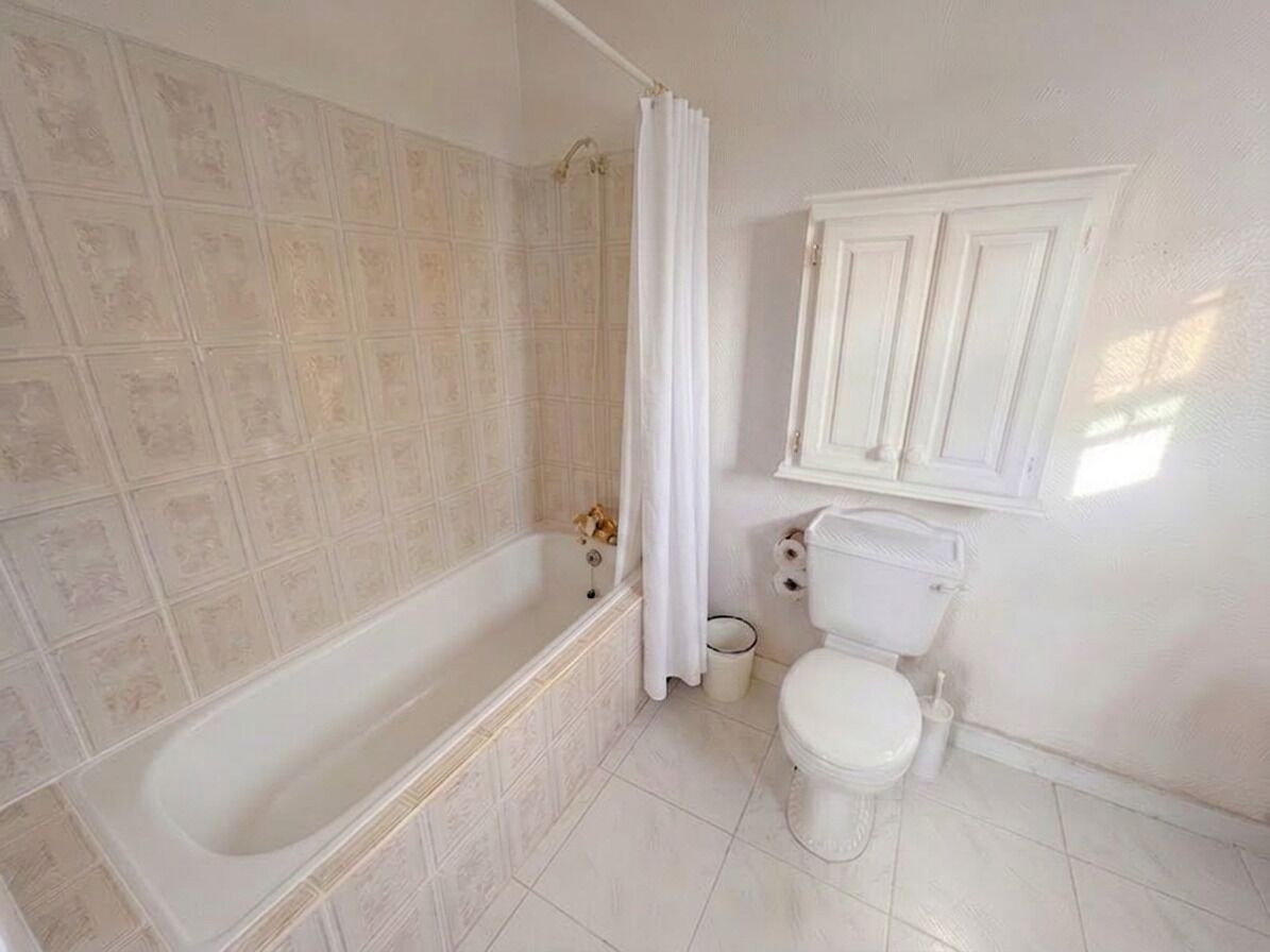 Douche, sèche-cheveux, serviettes fournies
