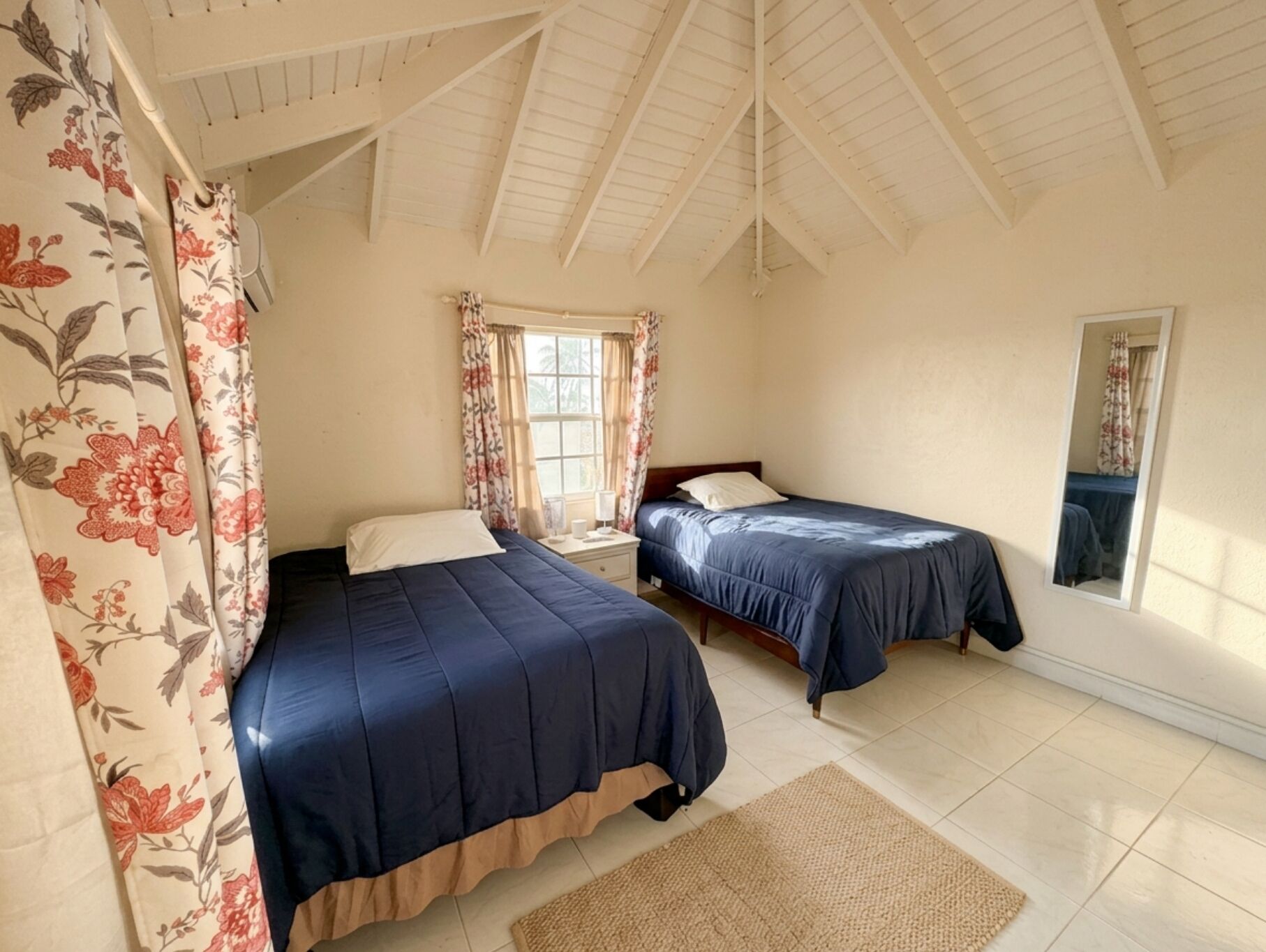 Een strijkplank/strijkijzer, reisbedje, wifi, beddengoed