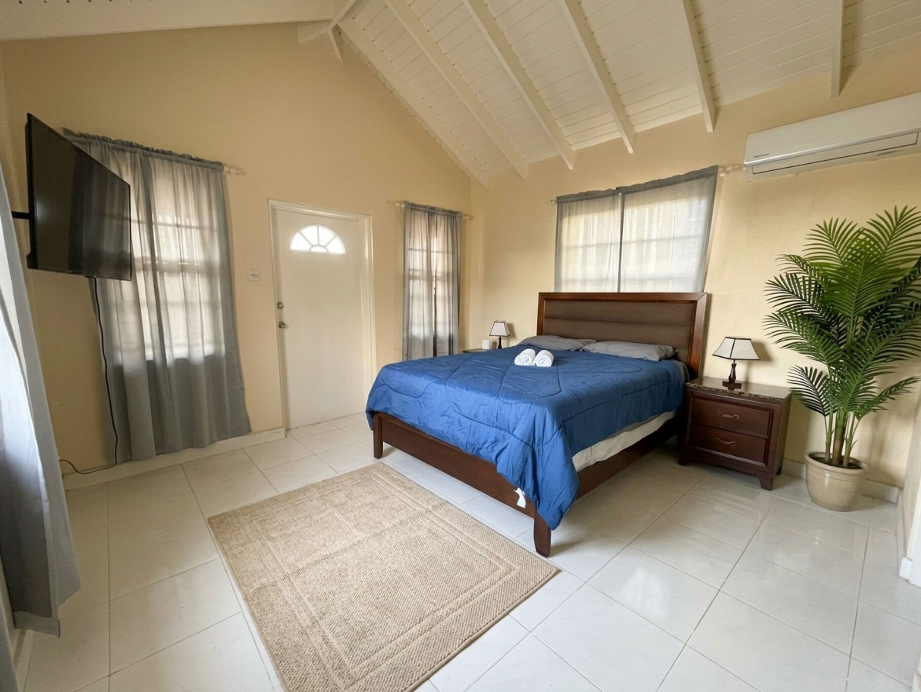 Iron/ironing board, travel crib, WiFi, bed sheets