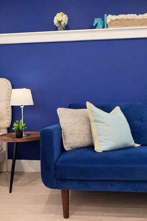Living area - Modern 3BR Suite| 10 Min To YVR and Downtown| WiFi (Vancouver)