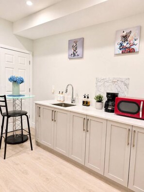 Private kitchen - Modern 3BR Suite| 10 Min To YVR and Downtown| WiFi (Vancouver)
