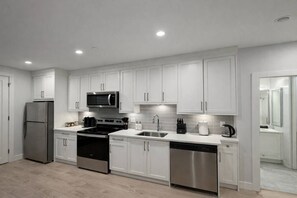 Fridge, microwave, oven, stovetop - Modern 3BR Suite| 10 Min To YVR and Downtown| WiFi (Vancouver)