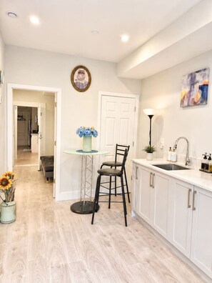 Interior - Modern 3BR Suite| 10 Min To YVR and Downtown| WiFi (Vancouver)