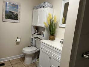 Haartrockner, Bidet, Handtücher, Seife