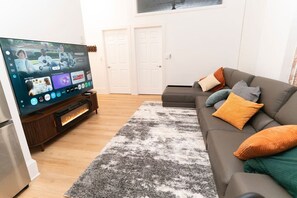 TV, fireplace - Luxury Renovated 3 BD Escape (New York)