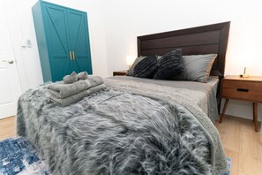 Desk, iron/ironing board, travel cot, WiFi - Luxury Renovated 3 BD Escape (New York)