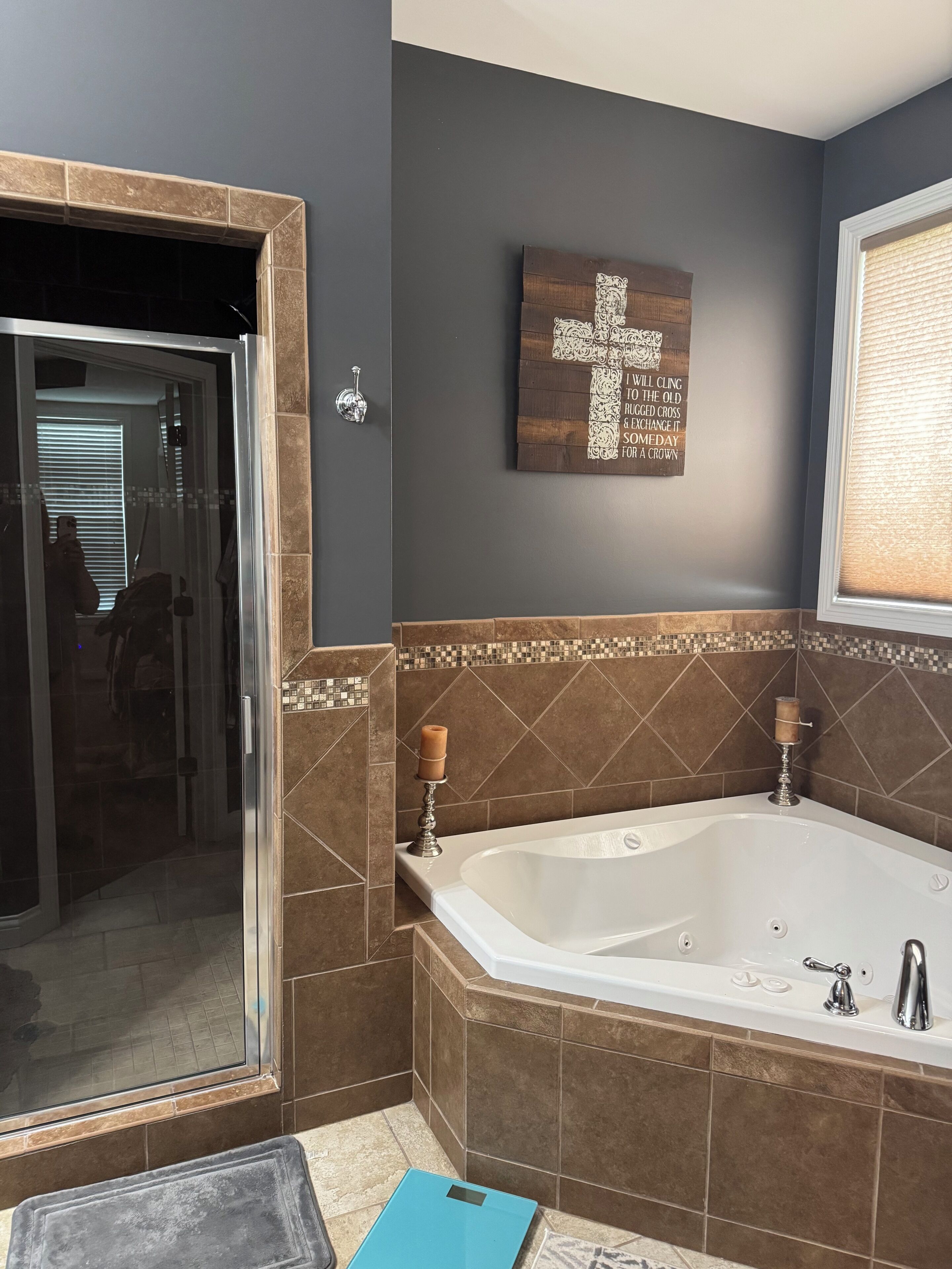 Shower, jetted bath, hair dryer, towels
