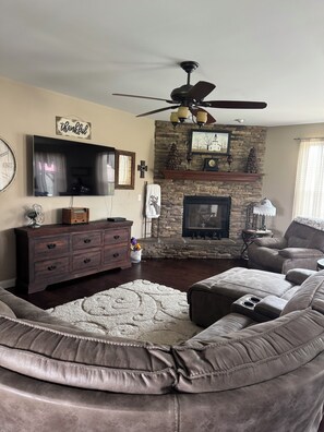 Living area - Serene 3-bedroom home with pool minutes to the Ark and creation museum. (Crittenden)
