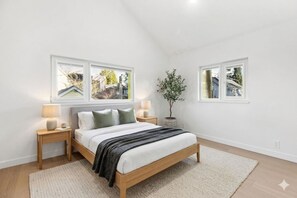Iron/ironing board, travel cot, WiFi, bed sheets - FIFA 2026 2BR Luxury | Mins To BC Place Stadium (Vancouver)