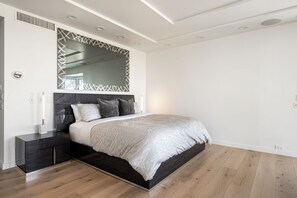 Desk, iron/ironing board, free WiFi, bed sheets - Paradise Valley Mansion with Epic City Views (Paradise Valley)