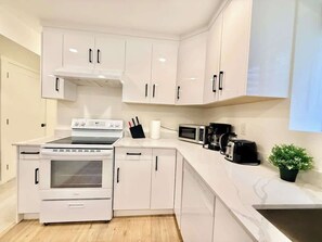 Réfrigérateur, four à micro-ondes, un four, surface de cuisson