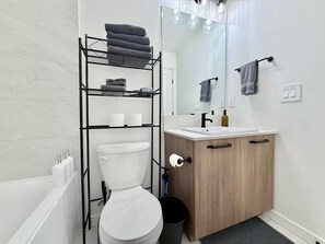Shower, hair dryer, towels, shampoo - Cozy & Peaceful Private Suite (Langley Township)