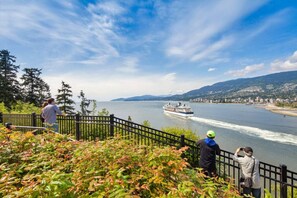 Property grounds - FIFA Stay 1BR| Steps to Seawall | Free Parking+AC (Vancouver)
