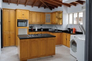 Private kitchen - Habitacion con cama doble en Coliving Medellin con baño privado (Medellín)