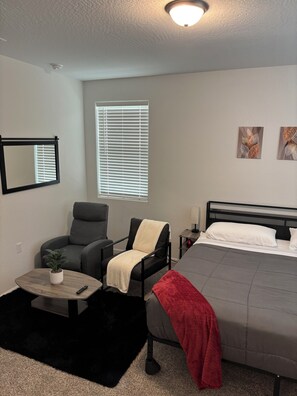 4 bedrooms, iron/ironing board, WiFi, bed sheets - Sequoia Arcade House - New Build - Sleeps 10 (Visalia)