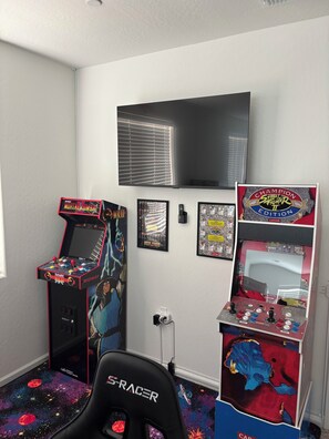 Game room - Sequoia Arcade House - New Build - Sleeps 10 (Visalia)