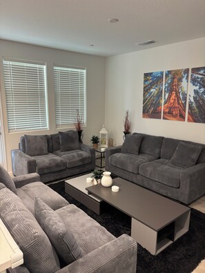 Living area - Sequoia Arcade House - New Build - Sleeps 10 (Visalia)