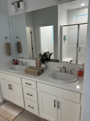 Shower, hair dryer, towels, soap - Sequoia Arcade House - New Build - Sleeps 10 (Visalia)