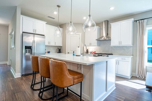Near LakePoint Sports 4BR Home With Movie Room