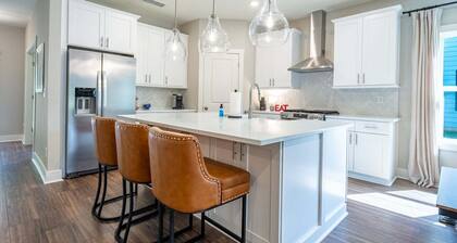 Near LakePoint Sports 4BR Home With Movie Room