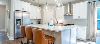 Near LakePoint Sports 4BR Home With Movie Room