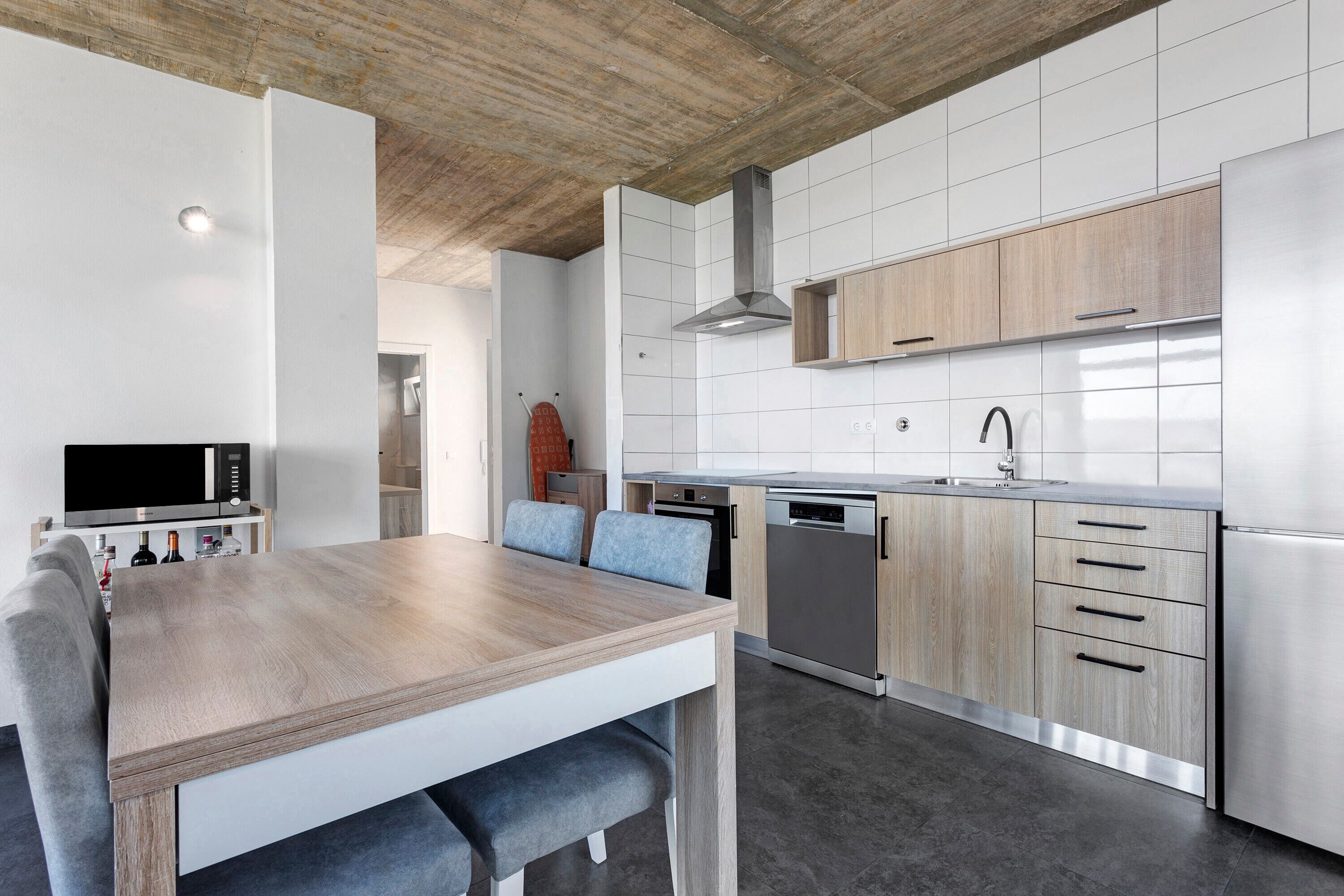 Frigorífico, microondas, horno y placa de cocina