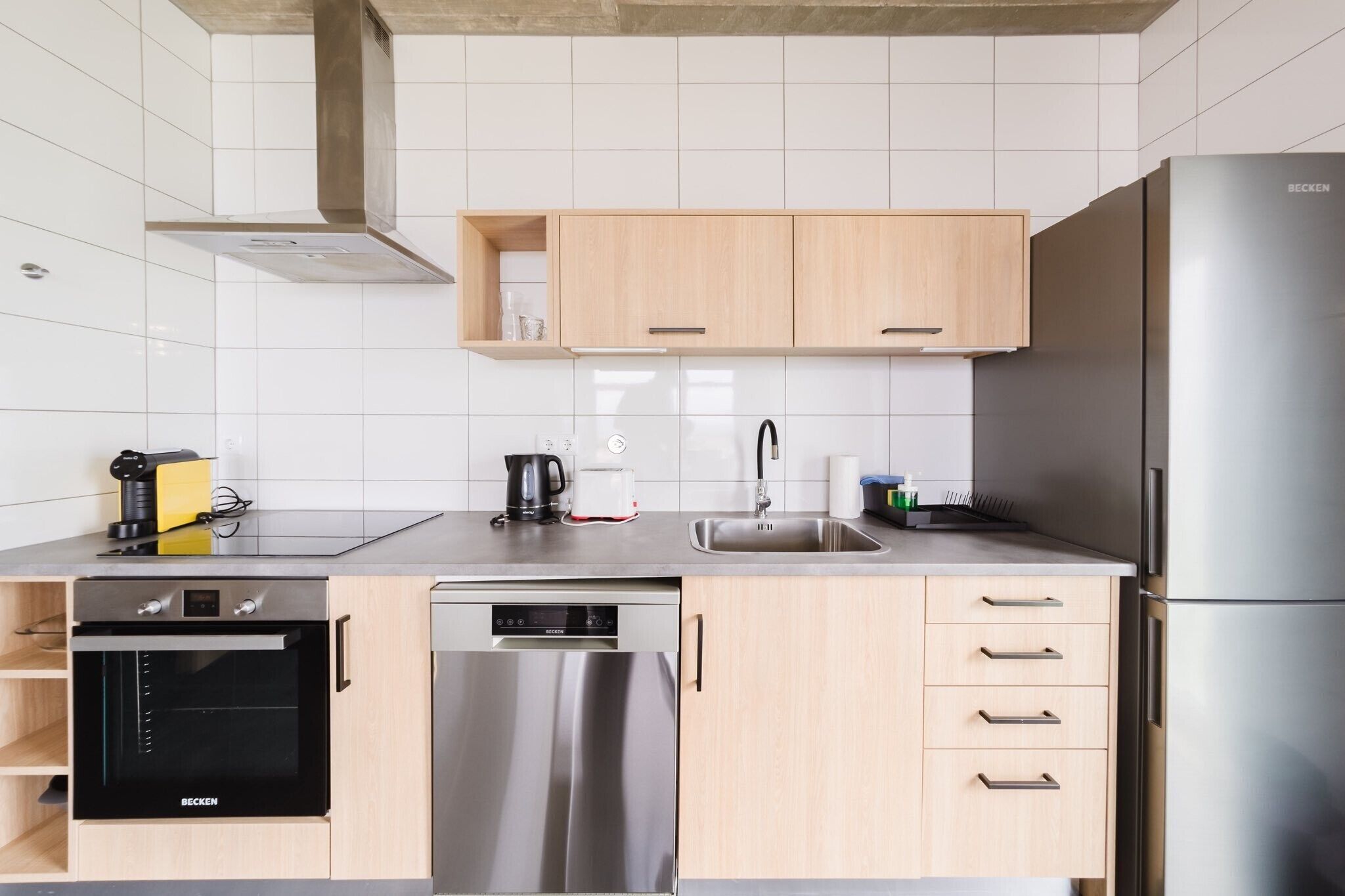 Een koelkast, een microgolfoven, een oven, een kookplaat