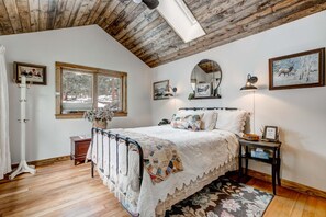 2 bedrooms, iron/ironing board, WiFi, bed sheets - Crooked Pine Cottage- Close To RMNP Entrance (Estes Park)