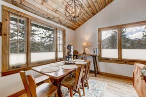 Dining - Crooked Pine Cottage- Close To RMNP Entrance (Estes Park)