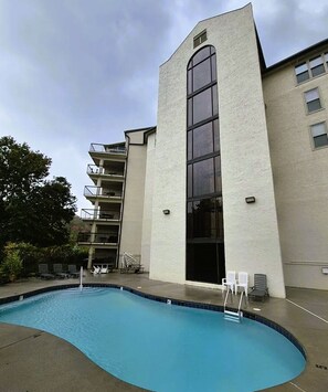 Pool - 2bd,2ba condo 1 blk to Gatlinburg m/strip. Trails, drivable to other attractions (Gatlinburg)
