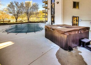 Outdoor spa tub - 2bd,2ba condo 1 blk to Gatlinburg m/strip. Trails, drivable to other attractions (Gatlinburg)