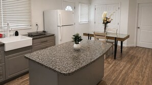 Kaffe- och tebryggare, mikrovågsugn, spishäll och grytor/köksredskap