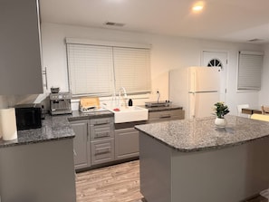 A modern kitchen with granite countertops, a built-in oven, and a sink. - North Brunswick 2BR | Easy Access to NYC & Rutgers (North Brunswick Township)