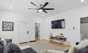 Smart TV, video games, books - Stylish & Spacious Urban Retreat (Indianapolis)