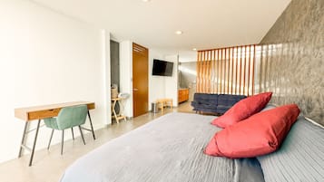 Een bureau, een strijkplank/strijkijzer, gratis wifi, beddengoed