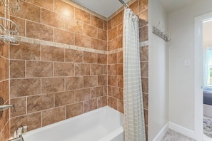 Shower, towels, soap, toilet paper - Spacious 4-bedroom house in beautiful Galveston with personal Palma deck. (Galveston)