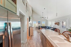 Interior - Spacious 4-bedroom house in beautiful Galveston with personal Palma deck. (Galveston)