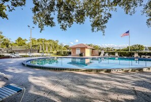 Pool - 3-bedroom 2-bathroom house near Mayo and Beaches (Jacksonville)