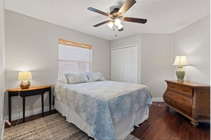 Desk, WiFi, bed sheets, wheelchair access - 3-bedroom 2-bathroom house near Mayo and Beaches (Jacksonville)