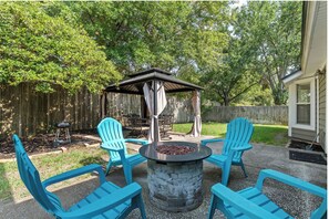 Outdoor dining - 3-bedroom 2-bathroom house near Mayo and Beaches (Jacksonville)