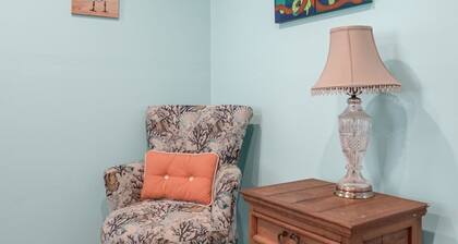 Mermaid Hideaway | Quaint & Affordable Tropical Getaway!