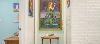 Mermaid Hideaway | Quaint & Affordable Tropical Getaway!